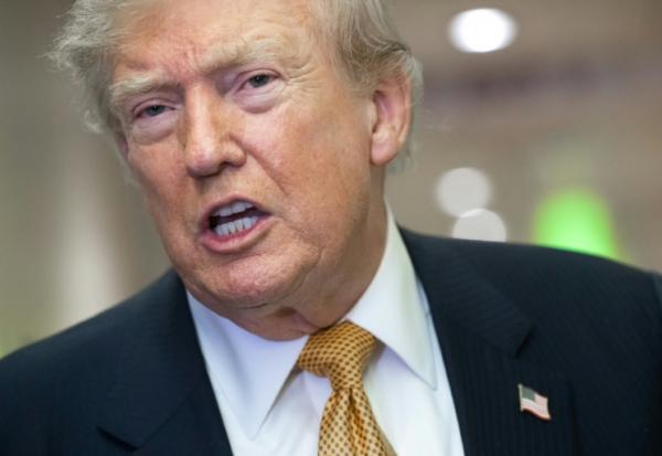 Le président américain Donald Trump parle aux journalistes à bord de l'Air Force One, le 8 juillet 2026