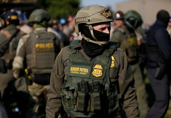 Un agent de la police aux frontières (CBP) à Broadview, dans l'Illinois, le 3 octobre 2025