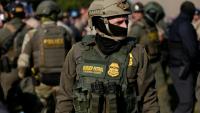 Un agent de la police aux frontières (CBP) à Broadview, dans l'Illinois, le 3 octobre 2025