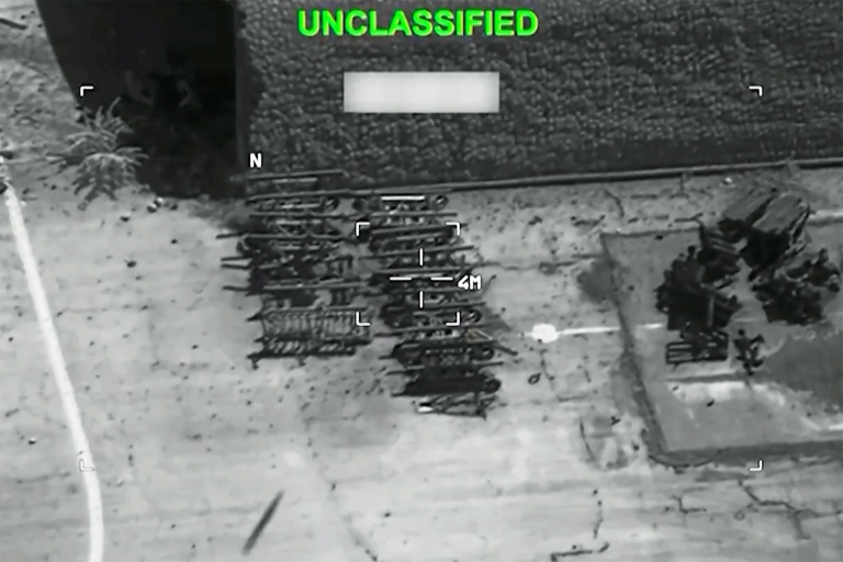 Cette capture d'écran prise le 22 juillet 2026 depuis une vidéo fournie par le Central Command (CENTCOM) américain le 21 juillet 2026 montre les Etats-Unis lançant des frappes de précision sur des cibles militaires iraniennes, selon l'armée. 