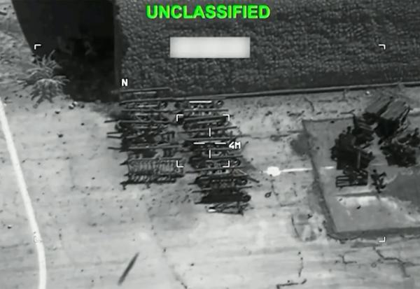 Cette capture d'écran prise le 22 juillet 2026 depuis une vidéo fournie par le Central Command (CENTCOM) américain le 21 juillet 2026 montre les Etats-Unis lançant des frappes de précision sur des cibles militaires iraniennes, selon l'armée. 