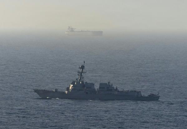 Photo diffusée le 21 avril 2026 par le service des relations publiques du Commandement central des Etats-Unis montrant le destroyer lance-missiles USS Michael Murphy en patrouille dans la mer d'Oman lors d'un blocus maritime, le 15 avril 2026
