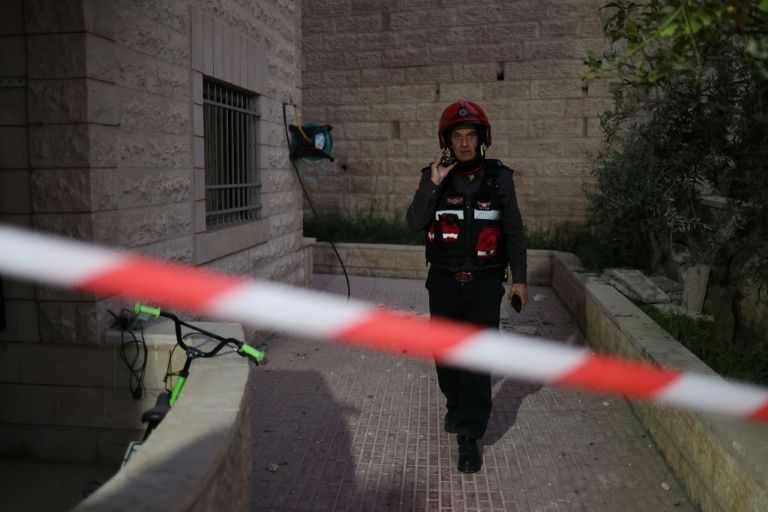 Un secouriste israélien sur le site d'une frappe iranienne à Jérusalem-Est, le 4 avril 2026