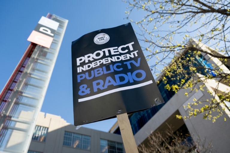 Manifestation pour demander au Congrès de protéger le financement des médias publics américains, Public Broadcasting Service (PBS) et National Public Radio (NPR), devant le siège de NPR à Washington, le 26 mars 2025