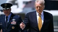 Le président américain Donald Trump sur le point d'embarquer à bord d'Air Force One à la base aérienne d'Andrews, dans le Maryland, le 12 mai 2026, pour une visite d'État de trois jours en Chine