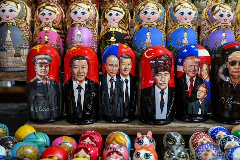Des poupées russes en bois à l'effigie du président chinois Xi Jinping et du président russe Vladimir Poutine aiunsi que du président américain Donald Trump dans une boutique à Moscou le 10 février 2026