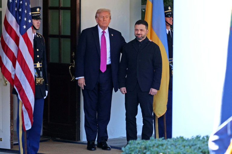 Le président américain Donald Trump accueille son homologue ukrainien Volodymyr Zelensky à la Maison Blanche, le 17 octobre 2025 à Washington