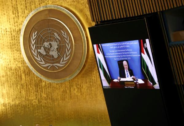 Le président palestinien Mahmoud Abbas s'exprime par vidéo lors d'un sommet au siège des Nations unies, à New York, le 22 septembre 2025