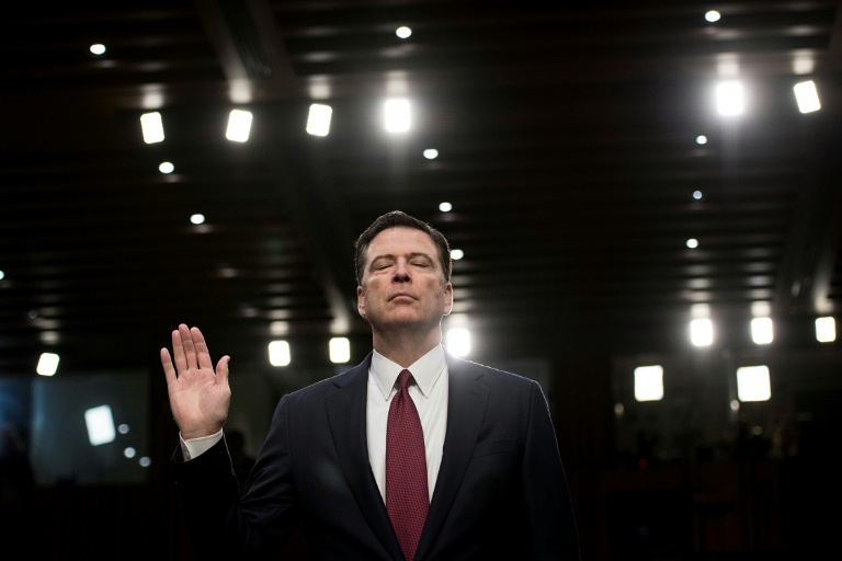 Le directeur évincé du FBI, James Comey, prête serment lors d'une audience devant la commission sénatoriale du renseignement au Capitole, le 8 juin 2017 à Washington