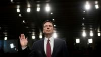 Le directeur évincé du FBI, James Comey, prête serment lors d'une audience devant la commission sénatoriale du renseignement au Capitole, le 8 juin 2017 à Washington