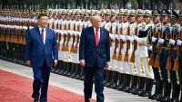 Le président américain Donald Trump (droite) et son homologue chinois Xi Jinping passent des troupes en revue, le 14 mai 2026 à Pékin