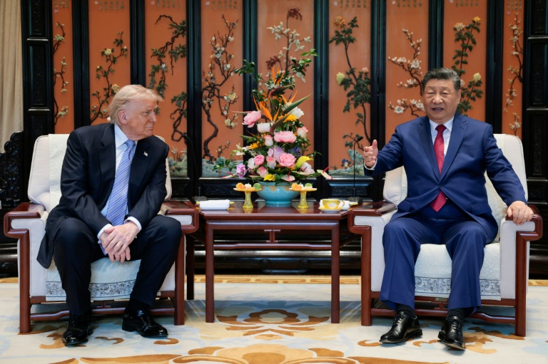 Le président américain Donald Trump (g) et le président chinois Xi Jinping lors d'une rencontre en marge de leur visite au jardin Zhongnanhai à Pékin, le 15 mai 2026