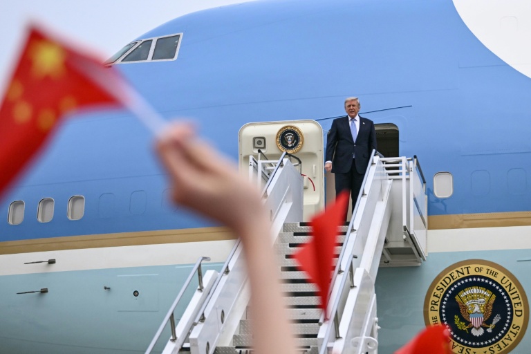 Le président américain Donald Trump monte à bord d'Air Force One avant son départ de l'aéroport international de Pékin, le 15 mai 2026
