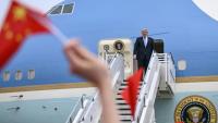 Le président américain Donald Trump monte à bord d'Air Force One avant son départ de l'aéroport international de Pékin, le 15 mai 2026