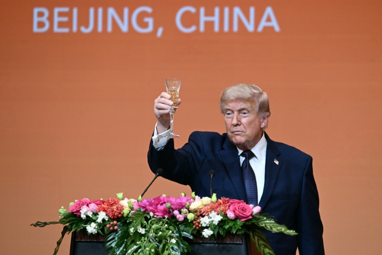 Le président américain Donald Trump porte un toast lors d'un banquet d'État auquel il assiste en compagnie du président chinois Xi Jinping au Palais de l'Assemblée du Peuple à Pékin, le 14 mai 2026