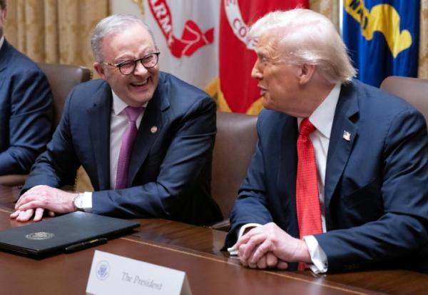 Le président américain Donald Trump (à droite) s'entretient avec le Premier ministre australien Anthony Albanese dans la salle du Conseil des ministres à la Maison Blanche, à Washington, le 20 octobre 2025.
