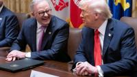Le président américain Donald Trump (à droite) s'entretient avec le Premier ministre australien Anthony Albanese dans la salle du Conseil des ministres à la Maison Blanche, à Washington, le 20 octobre 2025.