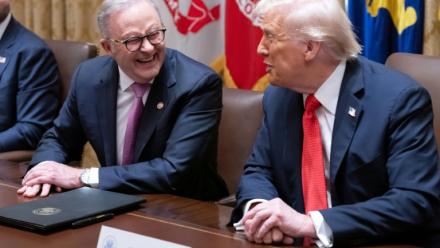 Le président américain Donald Trump (à droite) s'entretient avec le Premier ministre australien Anthony Albanese dans la salle du Conseil des ministres à la Maison Blanche, à Washington, le 20 octobre 2025.