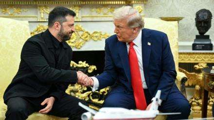 Le président ukrainien Volodymyr Zelensky et le président américain Donald Trump dans le Bureau ovale à Washington, le 18 août 2025
