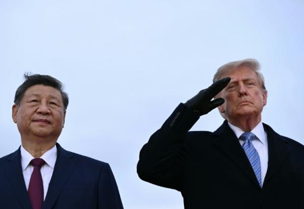 Le président américain Donald Trump accueille son homologue chinois Xi Jinping à son arrivée à Joint Base Andrews, dans le Maryland (est), le 23 septembre 2026