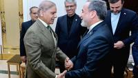 Image fournie par le bureau du Premier ministre pakistanais montrant le Premier ministre Shehbaz Sharif (g) et le chef de la diplomatie iranienne Abbas Araghchi, le 25 avril à Islamabad, au Pakistan