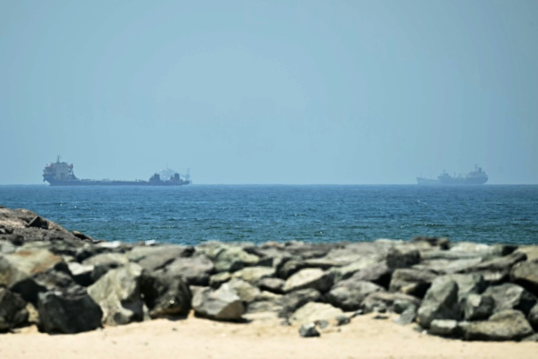 Des navires dans le Golfe près de la côte de Sharjah, aux Emirats arabes unis, le 9 mai 2026
