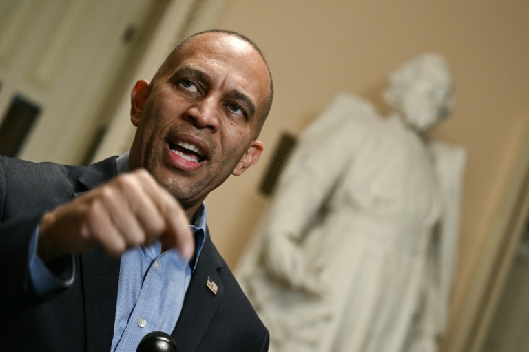 Le chef de la minorité démocrate à la Chambre américaine des représentants, Hakeem Jeffries, parle à la presse dans les couloirs du Capitole de Washington, le 24 septembre 2025