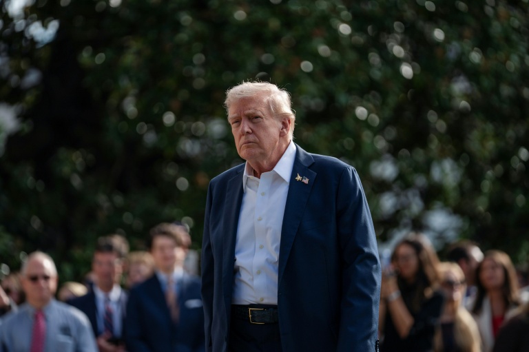 Le président américain Donald Trump à l'extérieur de la Maison Blanche, à Washington, le 26 septembre 2025