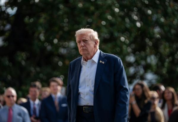 Le président américain Donald Trump à l'extérieur de la Maison Blanche, à Washington, le 26 septembre 2025
