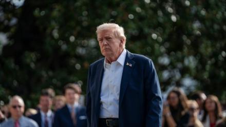 Le président américain Donald Trump à l'extérieur de la Maison Blanche, à Washington, le 26 septembre 2025