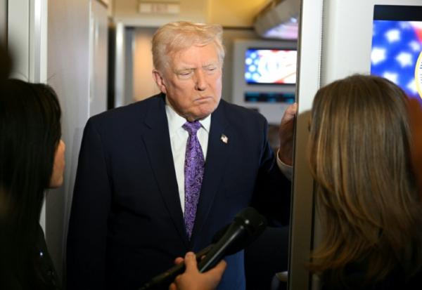 Le président américain Donald Trump parle à la presse à bord d'Air Force One avant son arrivée à la base aérienne Andrews près de Washington, le 30 novembre 2025