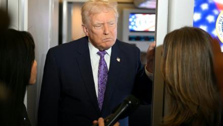 Le président américain Donald Trump parle à la presse à bord d'Air Force One avant son arrivée à la base aérienne Andrews près de Washington, le 30 novembre 2025