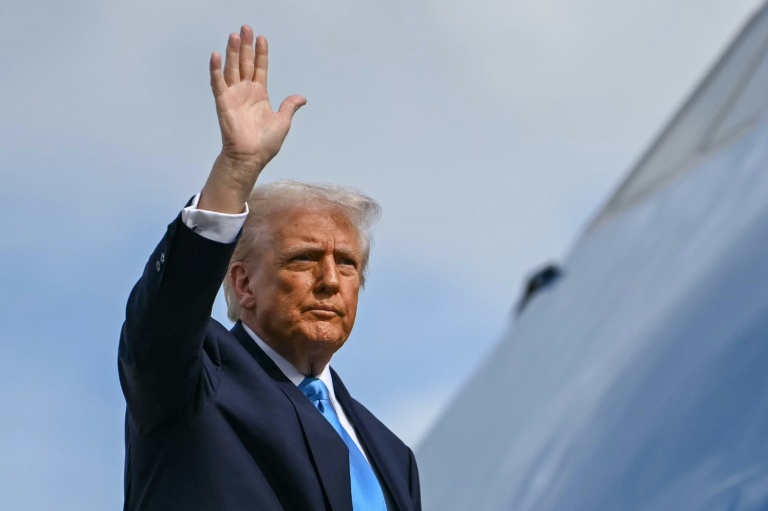 Le président américain Donald Trump embarque à bord d'Air Force One, le 29 octobre 2025 à l'aéroport de Tokyo Haneda