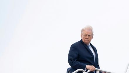 Le président américain Donald Trump embarquant sur Air Force One pour rejoindre sa résidence de Mar-a-Lago en Floride le 20 mars 2026