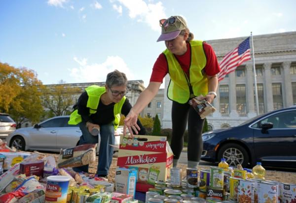 Des bénévoles de l'association People's Pantry Food récoltent des dons alimentaires sur l'esplanade du National Mall à Washington, le 30 octobre 2025