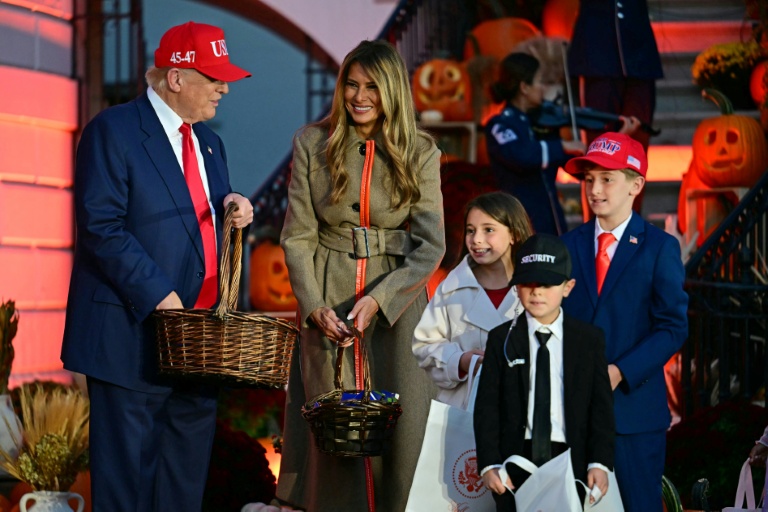 Le président américain Donald Trump et la Première dame Melania Trump distribuent des friandises à des enfants à l'occasion d'Halloween, à la Maison Blanche à Washington, le 30 octobre 2025