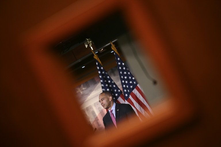 Le chef de la minorité démocrate à la Chambre des représentants américaine, Hakeem Jeffries, lors d'une conférence de presse au Capitole, à Washington, aux Etats-Unis, le 1er octobre 2025