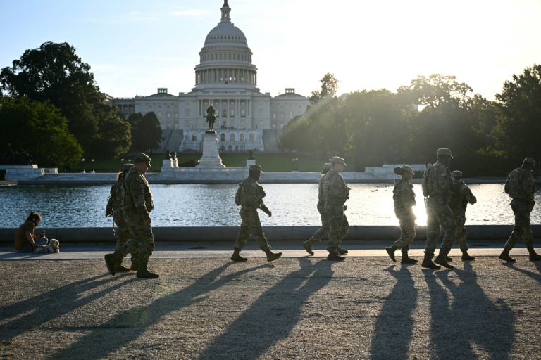 Patrouille de la garde nationale près du Capitole le premier jour de la paralysie budgétaire du gouvernement américain, à Washington le 1er octobre 2025
