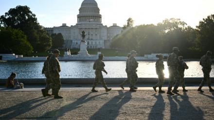 Patrouille de la garde nationale près du Capitole le premier jour de la paralysie budgétaire du gouvernement américain, à Washington le 1er octobre 2025
