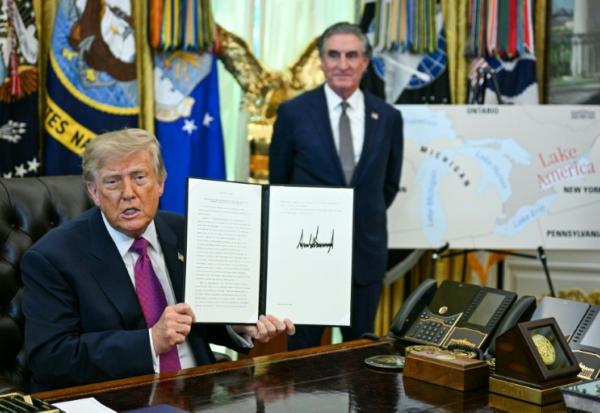 Le président américain Donald Trump signe un décret changeant le nom du "lac Ontario" en "lac d'Amérique", le 27 août 2026 à la Maison Blanche.