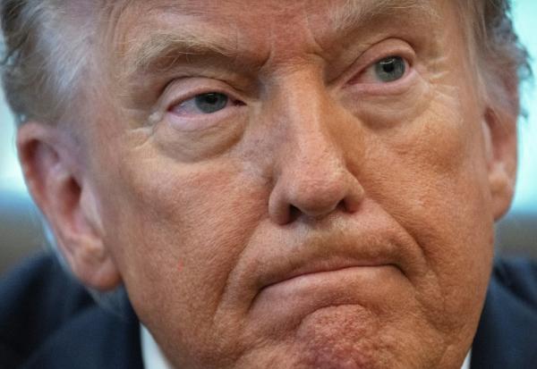 Le président américain Donald Trump parle à la presse dans le Bureau ovale de la Maison Blanche à Washington, le 6 octobre 2025