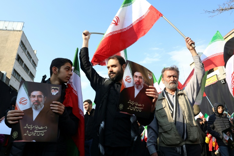 Des manifestants avec des photos du nouveau guide suprême, l'ayatollah Mojtaba Khamenei au centre de Téhéran, en Iran, le 9 mars 2026