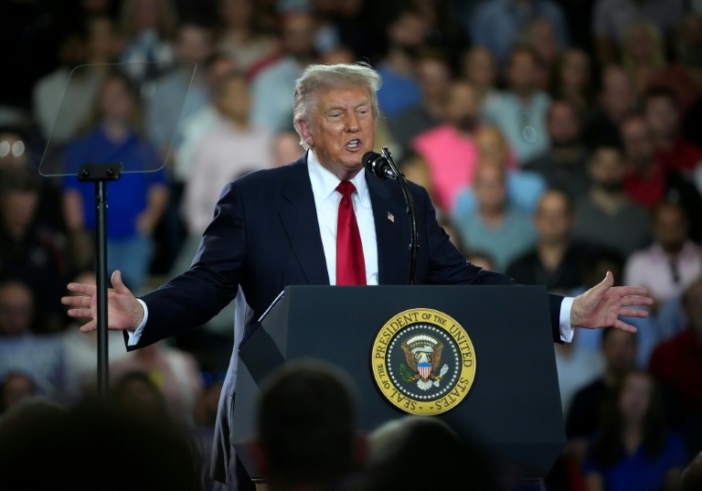Le président américain Donald Trump s'exprime au centre d'essais de General Motors à Milford, dans le Michigan, le 27 juillet 2026