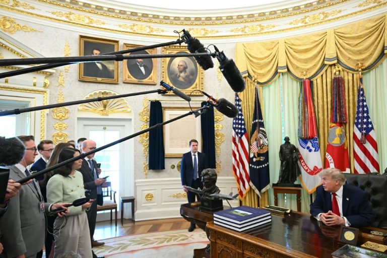 Le président américain Donald Trump parle à des journalistes dans le Bureau ovale de la Maison Blanche, à Washington, le 29 juin 2026