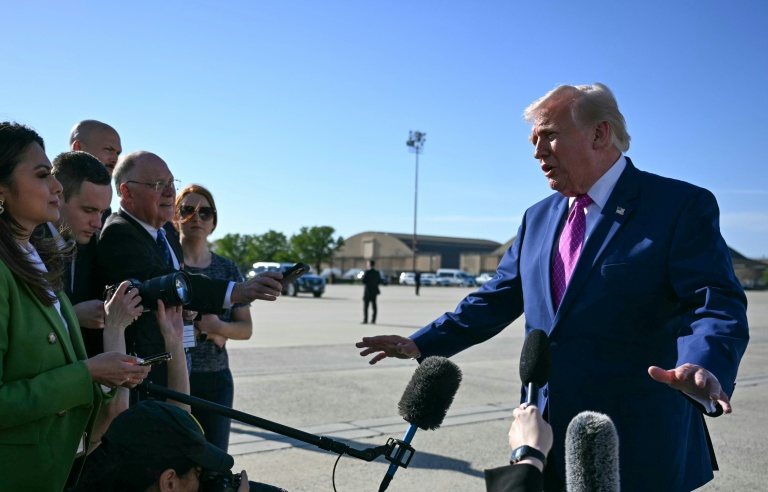 Le président américain Donald Trump s'adresse à des journalistes à la base aérienne Andrews, dans l'Etat américain du Maryland, le 10 avril 2026