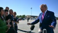 Le président américain Donald Trump s'adresse à des journalistes à la base aérienne Andrews, dans l'Etat américain du Maryland, le 10 avril 2026