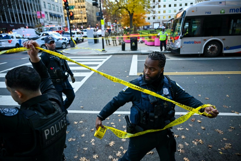 Des policiers établissent un périmètre autour de la scène de crime après l'attaque par balles de deux soldats de la Garde nationale, le 26 novembre 2025 à Washington