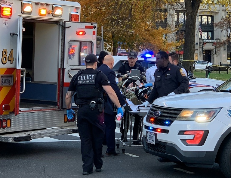 Un militaire est évacué dans une ambulance après l'attaque du 26 novembre 2025 à Washington