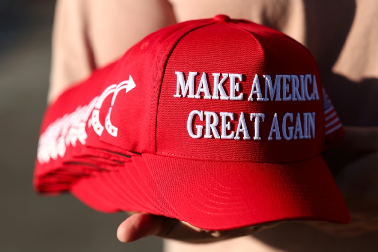 Un membre de Turning Point USA distribue des casquettes 