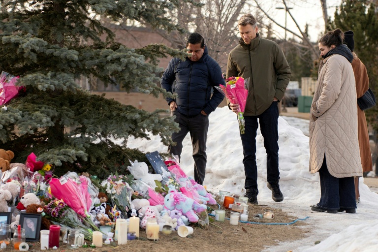 Des Canadiens amènent des fleurs à Tumbler Ridge, Canada, le 12 février 2026